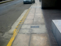 Miraflores, Malecon 28 de Julio,
                          angesetzte Trottoirrampen