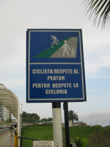 Miraflores, Malecon Cisneros, Verkehrsschild
                      Fussweg/Veloweg/Radweg