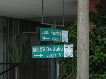 Strassenschilder der Kreuzung Malecon 28
                          de Julio - Fanning