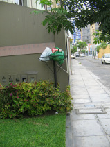 Miraflores, Jiron Porta, Abfallkorb mit
                        Abfalls�cken