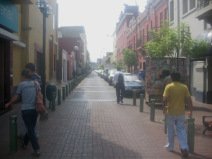 Miraflores, Jir�n Esperanza: Formaci�n de
                        la calle en piedra de concreto con delimitaci�n
                        con estacas sin aceras
