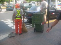 Miraflores, Avenida Larco, limpieza
                        callejera por una mujer