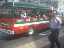 Miraflores, Avenida Larco, bus
                        rojo-verde-blanco de la l�nea SO26 de Chorrillos
                        a Chorrillos