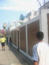 Miraflores, Avenida Palma, muro con
                      protecci�n de corriente de alta intensidad
