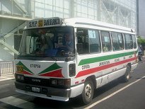 Miraflores, Avenida Arequipa, bus
                          verde-blanco-rojo ("bus de
                          espagueti") de la l�nea NM28 de San
                          Mart�n de Porres a Barranco