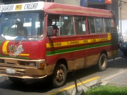 Miraflores, Avenida Pardo, bus
                        amarillo-rojo-verde de la l�nea OM36 de Villa el
                        Salvador a Callao