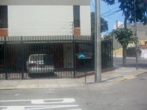 Miraflores, Avenida Bolognesi,
                        aparcamientos enrejados con protecci�n de
                        corriente de alta intensidad