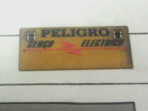 Miraflores, Avenida Bolognesi, se�al de
                        aviso con advertencia del corriente de alta
                        intensidad