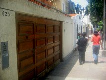 Miraflores, Avenida Bolognesi, puerta del
                        garaje en madera