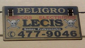 Miraflores, Avenida Bolognesi, casa
                        enrejada con protecci�n de corriente de alto
                        voltaje, placa de aviso "Peligro" con
                        cr�neo