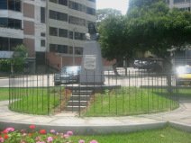 Miraflores, Malec�n Cisneros: Monumento
                        para Madre Teresa 02