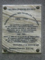 Miraflores, Malec�n Cisneros: monumento para
                      Madre Teresa, placa conmemorativa