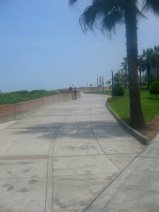 Miraflores, Malec�n Cisneros: Camino del
                      parque como camino de peatones y pista para
                      bicicletas con pictogramas