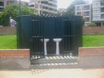 Miraflores, parque de los enamorados: Ba�o
                        al lado del bar