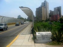 Miraflores, Malec�n 28 de Julio, se�al de
                        tr�fico del puente Rey en piedra