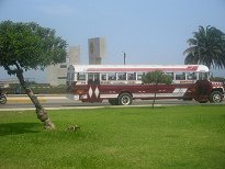 Miraflores, Malec�n 28 de Julio, rojo bus
                        viejo de la l�nea EO35 de Chorrillos a
                        Lurigancho