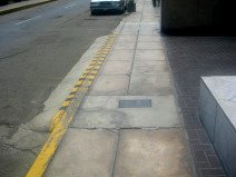 Miraflores, Malec�n 28 de Julio, rampa de
                        acera pegada