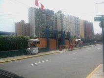 Miraflores, Malec�n 28 de Julio, entrada
                        principal del club de tenis de Miraflores
                        "Terrazas de Miraflores"