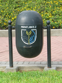 Miraflores, Malec�n Cisneros, cubo de basura
                      con la bandera de Miraflores
