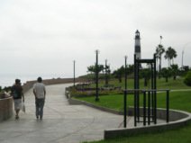 Miraflores, Malec�n Cisneros, camino de
                        parque al acantilado con plaza de deporte y
                        faro