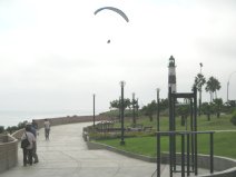 Miraflores, parque al Malec�n Cisneros,
                        parapente 02
