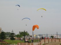 Miraflores, parque al Malec�n Cisneros,
                        parapentes 03