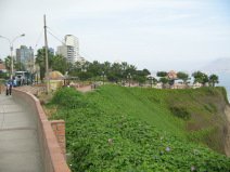 Miraflores, parque al Malec�n Cisneros,
                        vista al parque de los enamorados