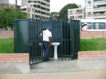 Miraflores, parque de los enamorados, ba�o
                        al lado del bar
