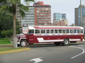 Miraflores, Malec�n Cisneros, rojo bus
                        viejo de la l�nea EO35 de Chorrillos a
                        Lurigancho