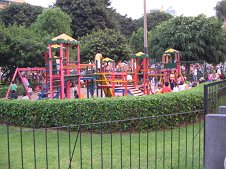 Parque Kennedy, campo de juego / parque
                        infantil con ni�os