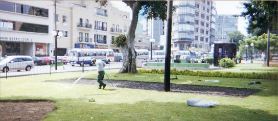 El
                        Parque Kennedy recibe con la irrigaci�n el agua
                        que la gente en los distritos laterales de Lima
                        no recibe... 02