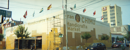 Miraflores, Avenida Thouars, fachada del
                        mercado para artesan�a de la cultura Chimu