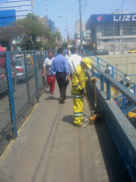 Surquillo, Avenida Paseo de la Republica,
                        Autobahnbr�cke mit Zaunabgrenzung und
                        Strassenputzerin