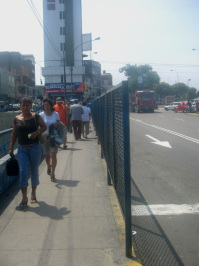 Surquillo, Avenida Paseo de la Republica,
                        Autobahnbr�cke mit Zaunabgrenzung