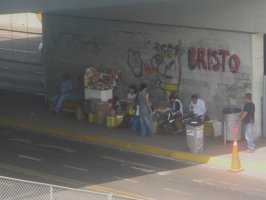 Surquillo, Avenida Paseo de la Republica,
                          Bushaltestelle unter der Autobahnbr�cke mit
                          St�nden