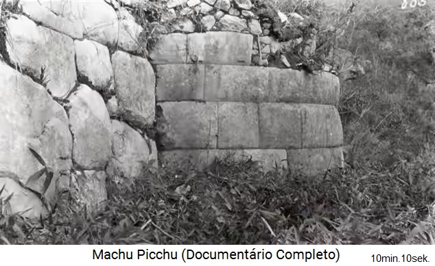 Bingham en Machu Picchu en 1912:
                      un muro redondo con piedras de bloques grandes (no
                      se puede determinar el lugar) es liberado de
                      �rboles y arbustos