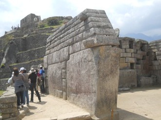 Machu Picchu: piedras
                      cortadas gigantes del templo principal