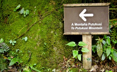 Placa indicando el camino a
                  la monta�a Putucusi, Putukusi, Phutuq K'usi,
                  Phutuqk'usi etc.
