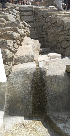 Machu Picchu: escalones con canalito con una
cisterna de agua abajo, foto panorámica Machu Picchu: escalones con canalito con una
cisterna de agua abajo, foto panorámica