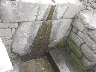 Escal�n con agua fluyendo abajo