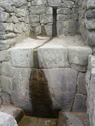 Escal�n con canalito de agua con cisterna al
                    fondo, foto panor�mica