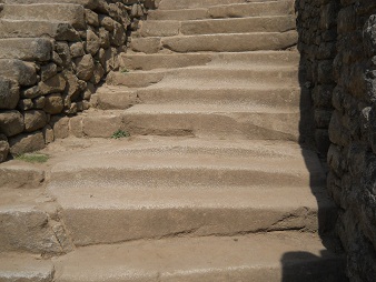 Un pedazo de la escalera en un trozo,
primer plano Un pedazo de la escalera en un trozo, primer
plano