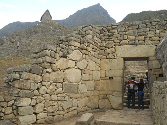 La Puerta del Sol principal con el cerro al fondo