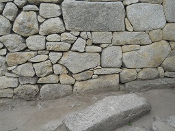 La pared de la Puerta del Sol principal,
                    piedras en detalle 02