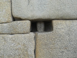 Machu Picchu: Puerta del Sol principal: hueco
                    con perno 01