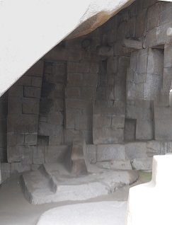 La piedra de sacrificio con las paredes
                    interiores, foto panor�mica