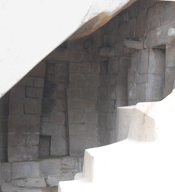 La piedra de sacrificio con las paredes
                    interiores, foto panor�mica 02