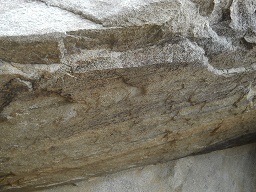 Machu Picchu, cueva de las momias: la roca es
                    asolutamente plana