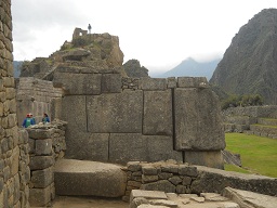 Templo de 3 ventanas, muro derecho con da�o de
                    terremotos 01