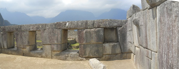 Templo de 3 ventanas: las 3 ventanas y un nicho
                    y el otro muro lateral (con el da�o de terremotos)